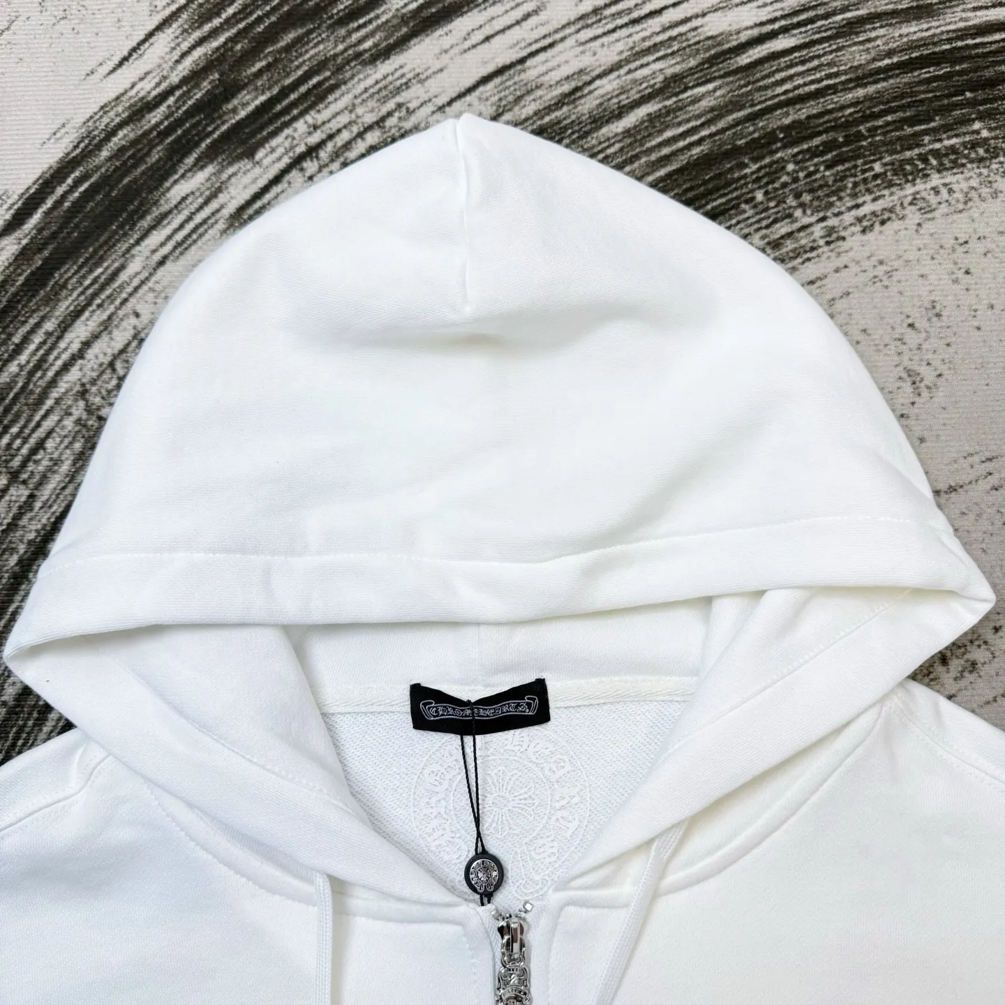 P290 (newly added in white) Chrome Hearts Miami Limited Horseshoe Hooded Jacket, the same style as ChromeHearts counters. Made of 430g double-ply double yarn pure cotton terry fabric. The original custom hardware zippers are restored in place. The handle is very textured. It is three-dimensional and atmospheric. It is easy to wear in autumn. It is simple and elegant. It adopts the os version. The upper body effect is very good. Suitable for all body types. Soft and comfortable. CH letter offset printing on the front ➕ Horseshoe Sanskrit offset printing on the back. Small mark on the hem. Machine washable, no fading, no deformation, complete accessories, original mold opening, perfect restoration of zp 2:1, same style for men and women, versatile, no choice, size s m l xl color black white